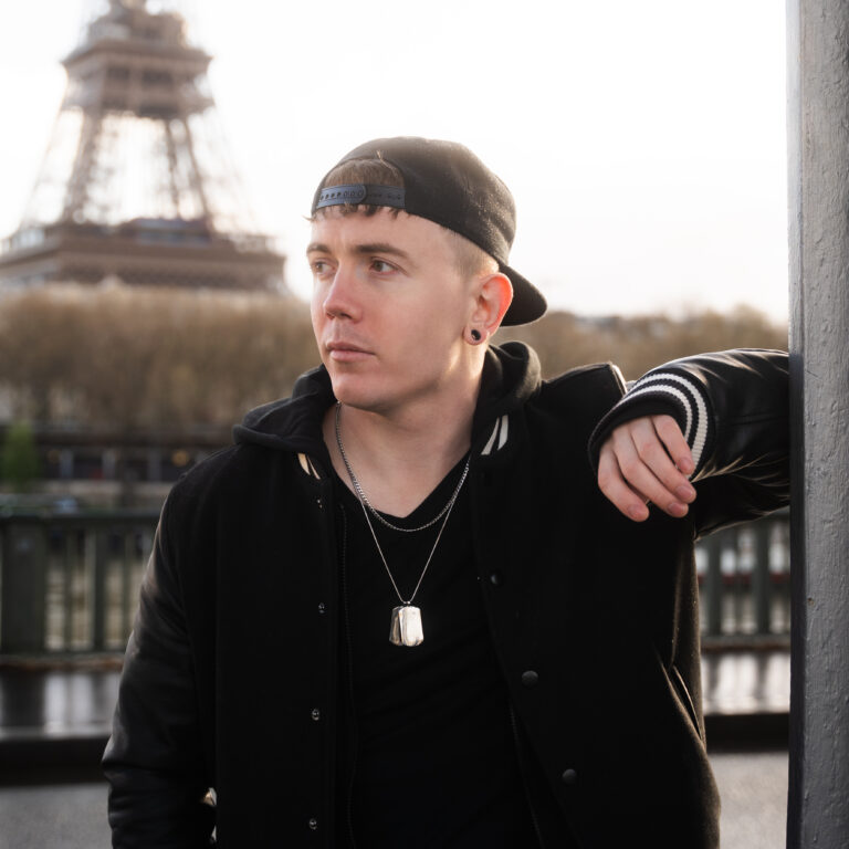 Photo de Tony Moga devant la tour Eiffel, partenaire de Spartiapp, Agence Web Digitale