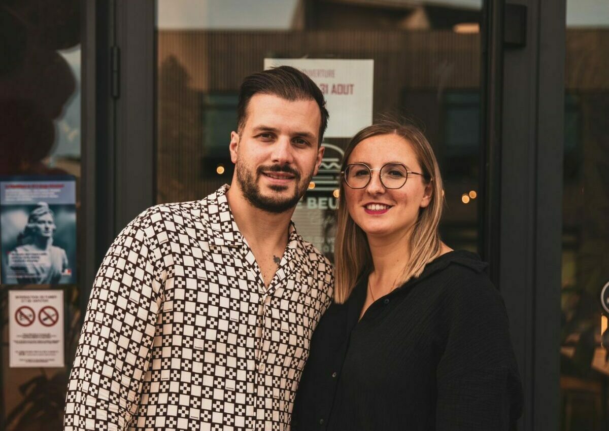 Après avoir captivé 3 millions d'abonnés en seulement quatre ans sur les réseaux sociaux, M. et Mme Beuzz réalisent leur rêve en lançant leur restaurant-café-théâtre, un lieu où passion et créativité se rencontrent.