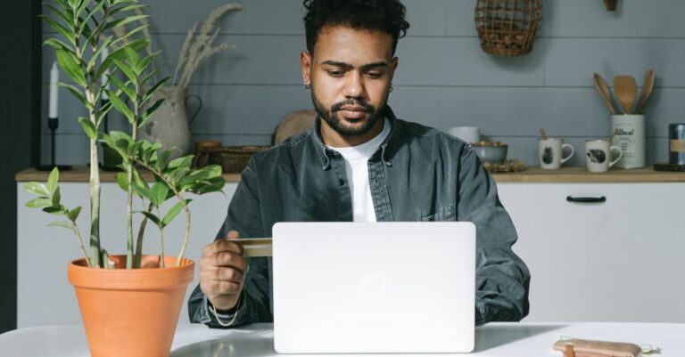article - image de couverture de Paiement sécurisé et fidélisation pour artisans grâce à Spartiapp